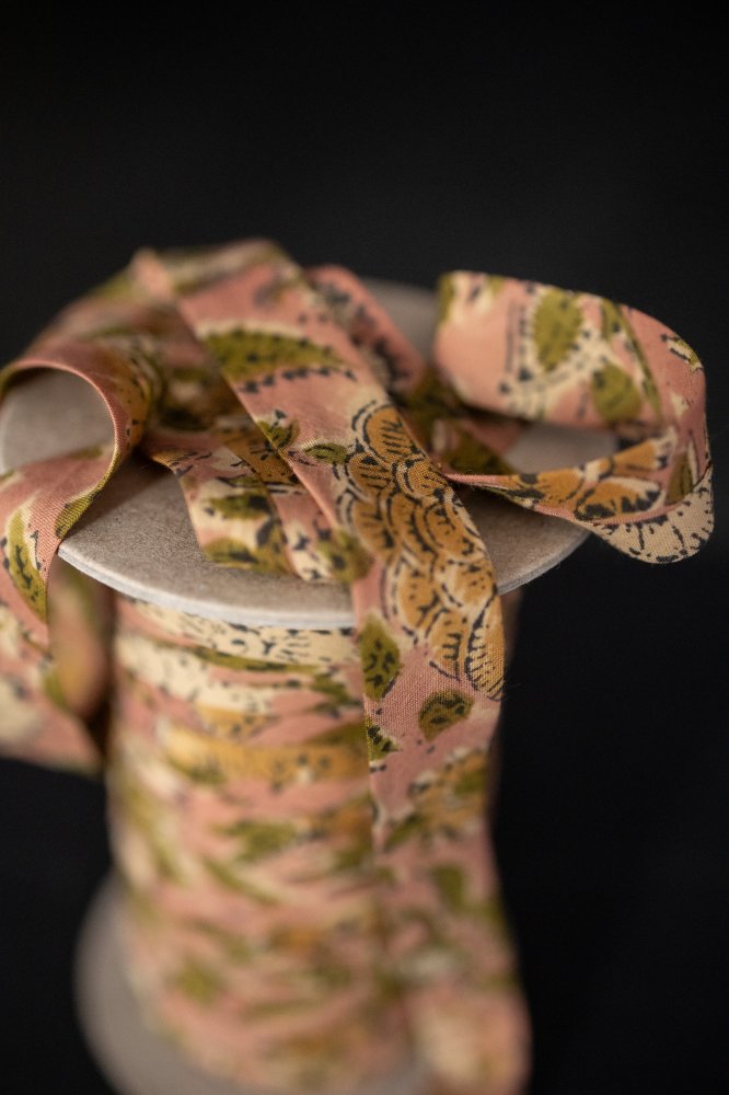 2cm Marcel Pinks Indian Blockprint Cotton Bias Binding - Merchant & Mills (Sold Per Meter) - Simplifi Fabric