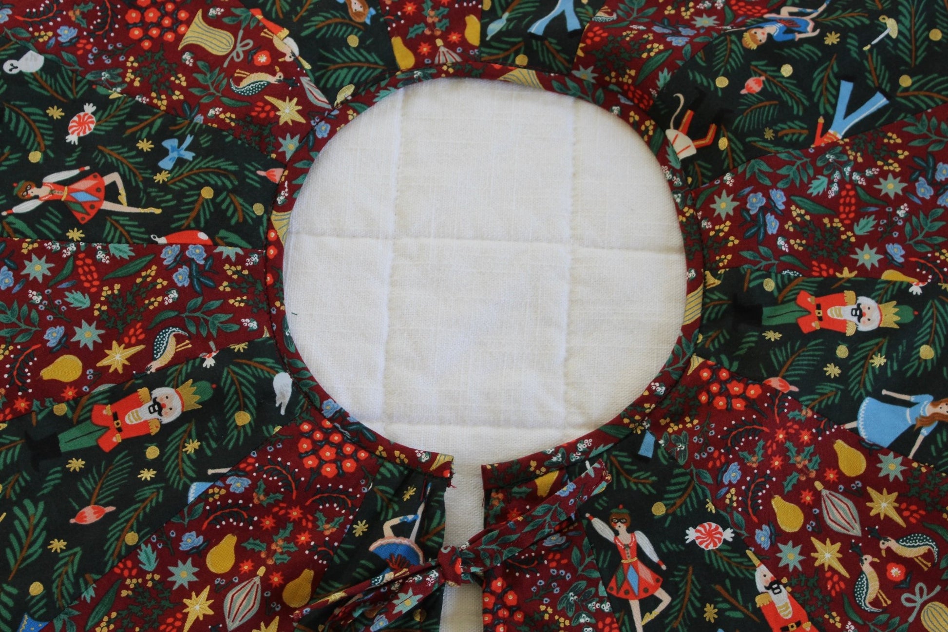 Scalloped Tree Skirt PDF Sewing Pattern - Madswick - Simplifi Fabric